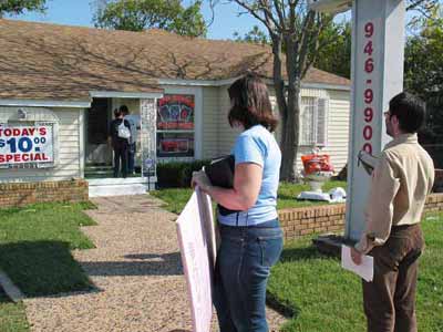 Missi and John speak with a couple entering to the psychic's business. They did not go in!!